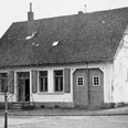 huellhorst-rathaus-alt.jpg Historisches Rathaus in Hüllhorst mit einem Satteldach, alten Fenstern und einem davor geparkten Oldtimer.