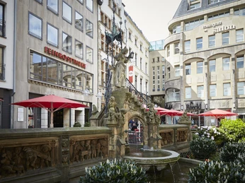Heinzelmännchenbrunnen Heinzelmännchenbrunnen vor dem Brauhaus FrühHeinzelmännchenbrunnen fountain in front of the Früh brewery