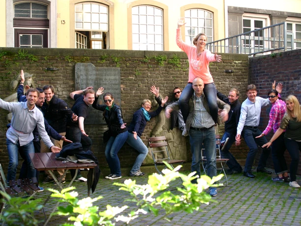 Auf geht's- Team Kön Menschen posieren für ein Gruppenfoto