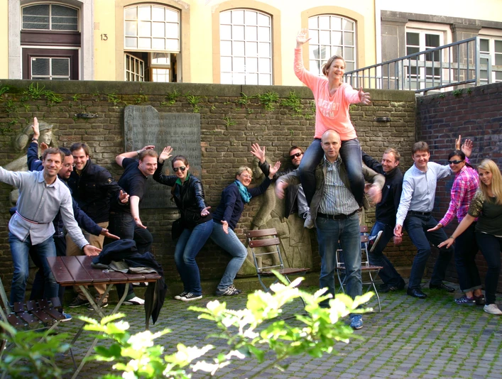 Auf geht's- Team Kön Menschen posieren für ein GruppenfotoPeople pose for a group photo