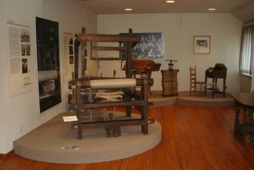 huellhorst-alte-schule-03.jpg Altes Schulgebäude in ein Museum verwandelt, präsentiert historische Webstühle und Handwerkskunst.