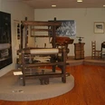 huellhorst-alte-schule-03.jpg Altes Schulgebäude in ein Museum verwandelt, präsentiert historische Webstühle und Handwerkskunst.
