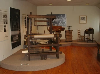 huellhorst-alte-schule-03.jpg Altes Schulgebäude in ein Museum verwandelt, präsentiert historische Webstühle und Handwerkskunst.