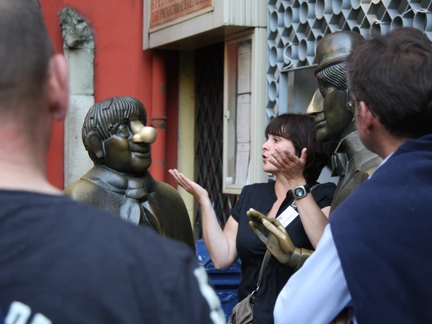 Stadtführung People stand in front of bronze figures of "Tünnes and Schäl"