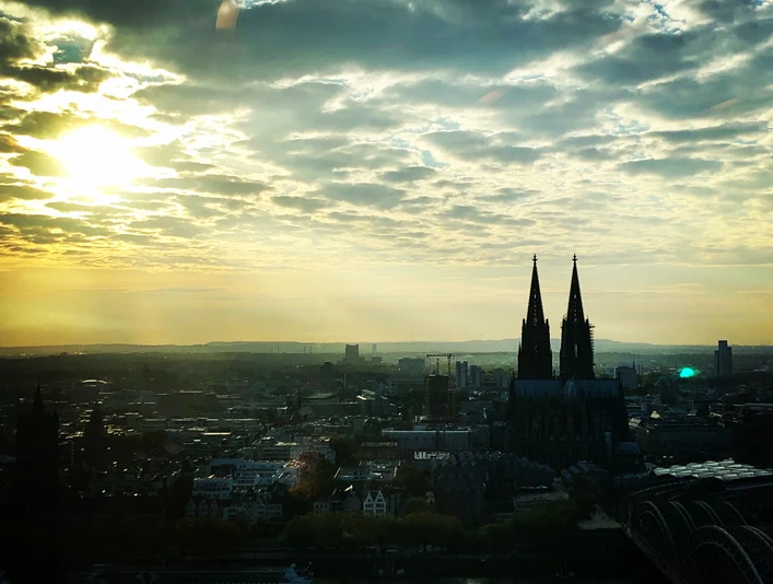 Panorama Köln Panorama von Köln in der Dämmerung von obenPanorama of Cologne at dusk from above