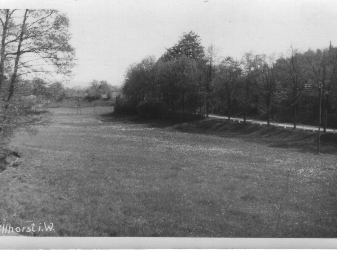 huellhorst-huellhorster-kruempel.jpg Eine weite, grasbewachsene Landschaft mit vereinzelten Bäumen und einem entlangführenden Weg.