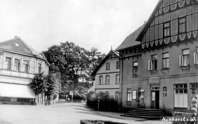 huellhorst-alte-ortsdurchfahrt.jpg Historische Ortsdurchfahrt mit Fachwerkhäusern und Baumallee in einem schicken Dorf, Hüllhorst früher.