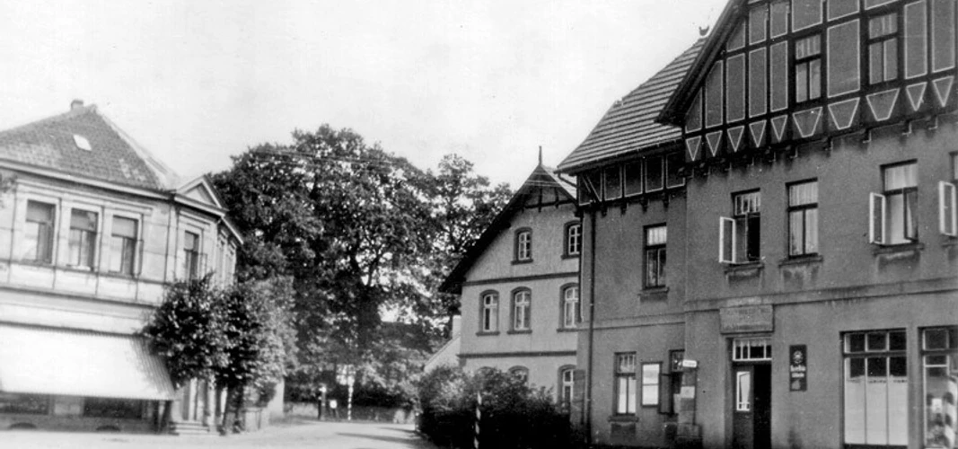 huellhorst-alte-ortsdurchfahrt.jpg Historische Ortsdurchfahrt mit Fachwerkhäusern und Baumallee in einem schicken Dorf, Hüllhorst früher.