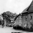 huellhorst-alte-ortsdurchfahrt.jpg Historische Ortsdurchfahrt mit Fachwerkhäusern und Baumallee in einem schicken Dorf, Hüllhorst früher.