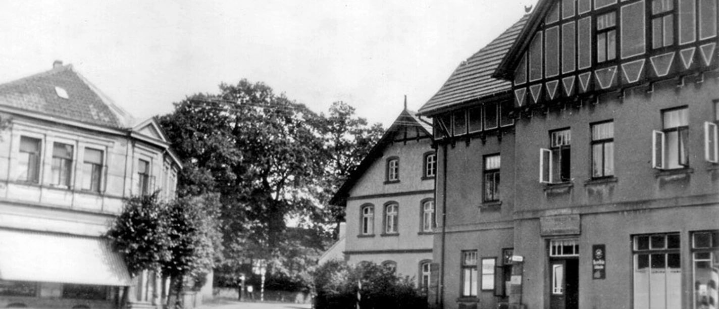 huellhorst-alte-ortsdurchfahrt.jpg Historische Ortsdurchfahrt mit Fachwerkhäusern und Baumallee in einem schicken Dorf, Hüllhorst früher.