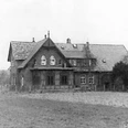 huellhorst-dorfplatz.jpg Ein historisches Fachwerkhaus steht inmitten einer Wiese, umgeben von Winterbäumen in Hüllhorst.