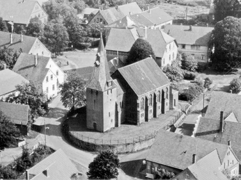 Andreaskirche Hüllhorst Luftbild der Andreaskirche in Hüllhorst, umgeben von Wohnhäusern und umsäumt von Bäumen.