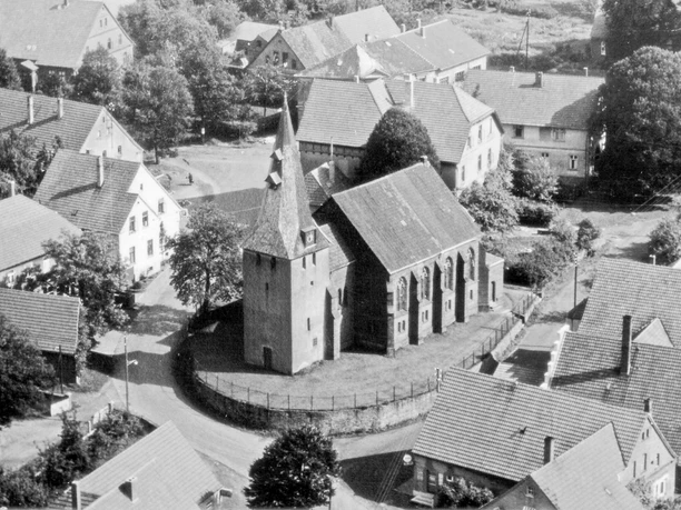 Andreaskirche Hüllhorst Luftbild der Andreaskirche in Hüllhorst, umgeben von Wohnhäusern und umsäumt von Bäumen.