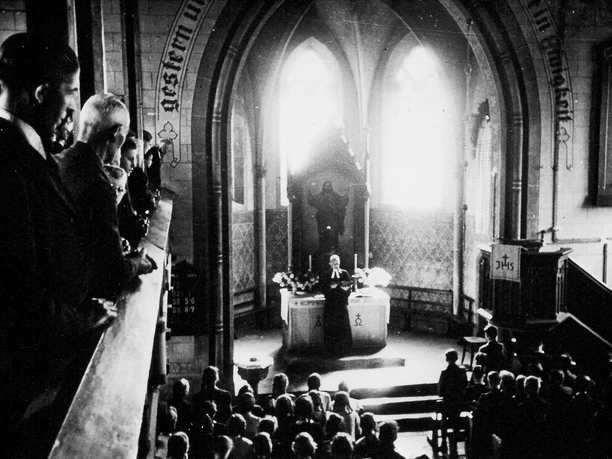 Andreaskirche Hüllhorst Historische Innenaufnahme der Andreaskirche Hüllhorst während eines Gottesdienstes.