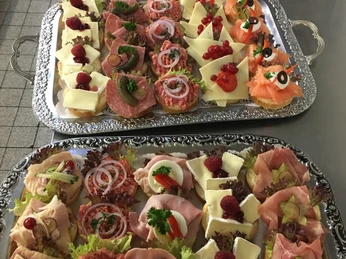 Catering Assortierte Platten mit belegten Brötchen; Vielfalt an Käse, Aufschnitt und frischen Toppings.