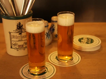 Brauhaus zwei volle Kölsch Gläser auf Tischtwo full Kölsch glasses on the table