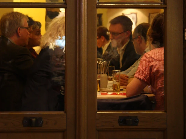 Kölner DinnerTour Several people sitting at the table with Kölsch glasses