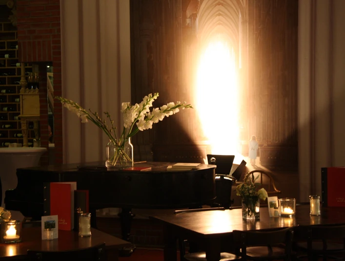 Kölner DinnerTour Dinnertische mit Piano im HintergrundDinner tables with piano in the background