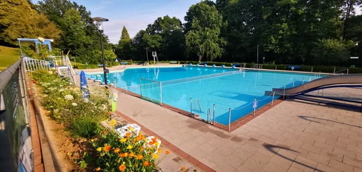 Blick auf das große Schwimmerbecken im Freibad Kalletal