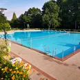 Blick auf das große Schwimmerbecken im Freibad Kalletal