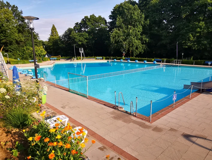 Blick auf das große Schwimmerbecken im Freibad Kalletal