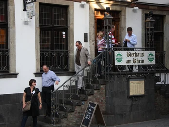 Kölner DinnerTour mehrere Personen verlassen fröhlich ein Lokalseveral people happily leave a restaurant