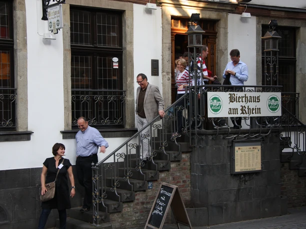 Kölner DinnerTour several people happily leave a restaurant
