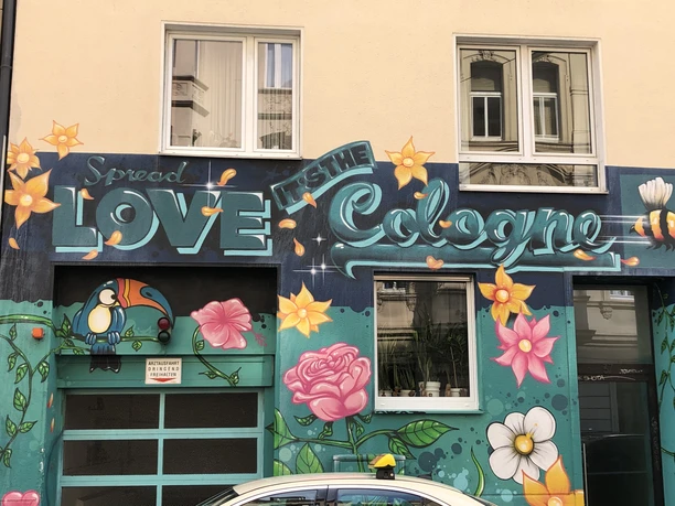 Streetart kunstvoll besprühte Hausfassade