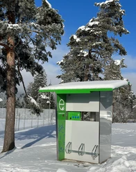 E-Bike-Ladestation Farchant E-Bike-Ladestation im Winter mit angeschneiten Föhren im Hintergrund