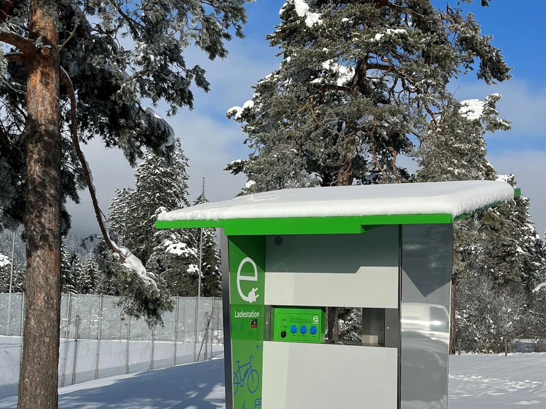 E-Bike-Ladestation Farchant E-Bike-Ladestation im Winter mit angeschneiten Föhren im Hintergrund