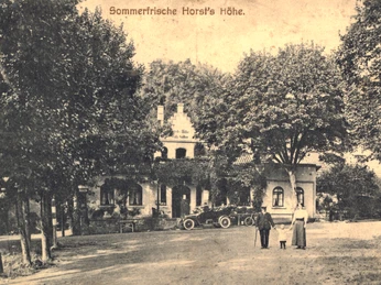 oberbauerschaft-wittekindsbruecke-03.jpg Historisches Foto einer von Bäumen gesäumten Straße mit drei Personen und einem alten Auto.