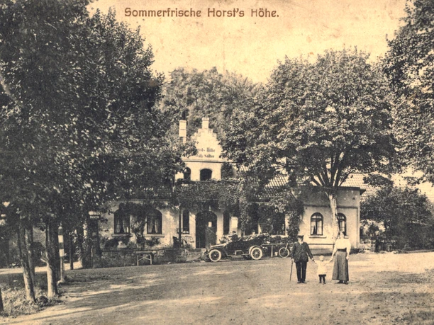 oberbauerschaft-wittekindsbruecke-03.jpg Historisches Foto einer von Bäumen gesäumten Straße mit drei Personen und einem alten Auto.