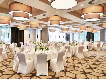 Steigenberger Köln Hohenzollern A+B festlich eingedeckte Banketttische in einem großen VeranataltungsraumFestively decorated banquet tables in a large event room