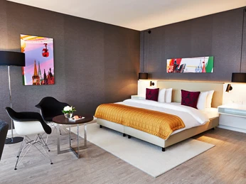 Steigenberger Köln Deluxe Zimmer modernes Hotelzimmer mit Doppelbett und SitzeckeModern hotel room with double bed and sitting area