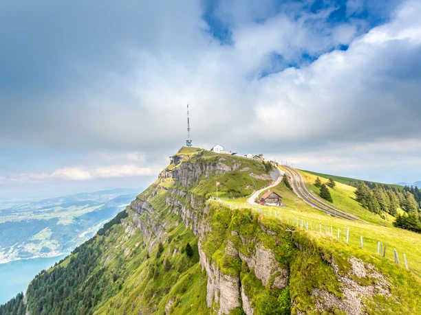 Die Rigi ist aufgrund ihrer markanten Pyramiden-Form von weit her zu sehen.jpg