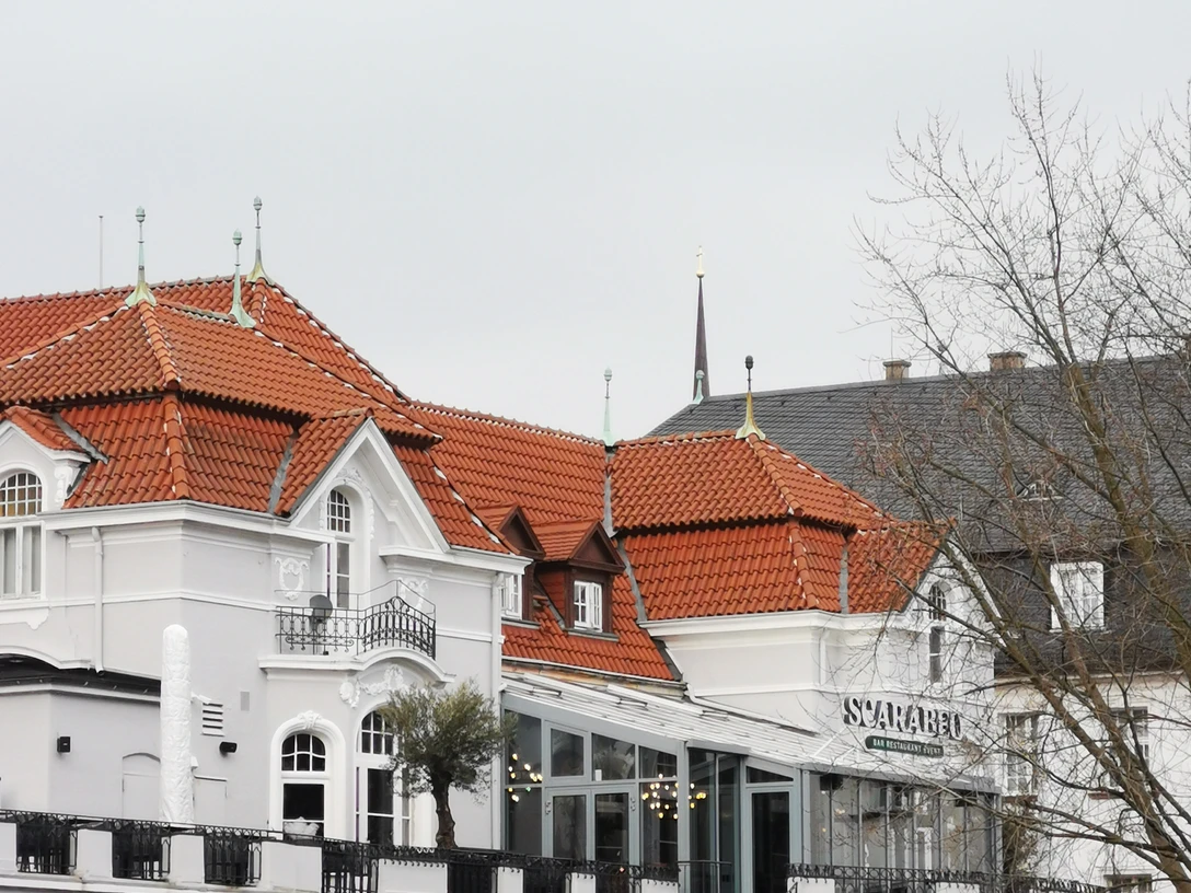 Das Bild zeigt das Gebäude, in dem das Restaurant den Sitz hat.