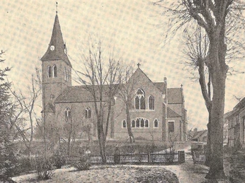 Kirche Schnathorst Backsteinkirche mit spitzem Turm, gotischen Fenstern und schneebedeckter Umgebung in einer ländlichen Szene.
