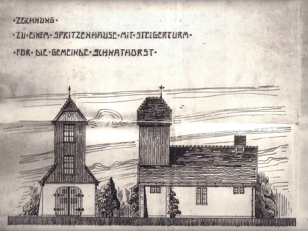 schnathorst-altes-feuerwehrhaus-01.jpg Alte Zeichnung eines Feuerwehrhauses mit Steigerturm in Schnathorst, umgeben von Bäumen und Wiese.