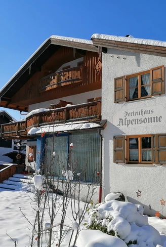 Hausansicht Winter mit Garten