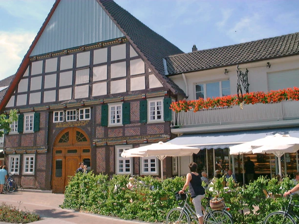 Salzkotten_Cafe Hölter_Front ohne Schilder.jpg