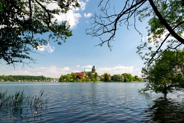 Ratzeburg von Bäk 1.jpg Blick von Bäk über den Ratzeburger See. Im Hintergrund ist die Stadt zu sehen