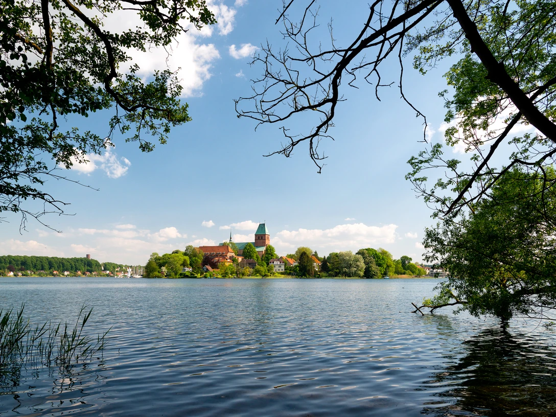 Ratzeburg von Bäk 1.jpg Blick von Bäk über den Ratzeburger See. Im Hintergrund ist die Stadt zu sehen