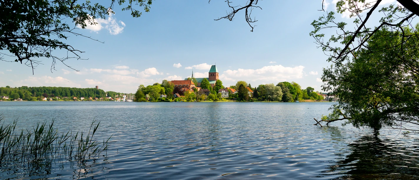Ratzeburg von Bäk 1.jpg Blick von Bäk über den Ratzeburger See. Im Hintergrund ist die Stadt zu sehen