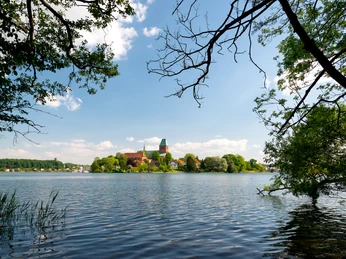 Ratzeburg von Bäk 1.jpg Blick von Bäk über den Ratzeburger See. Im Hintergrund ist die Stadt zu sehen