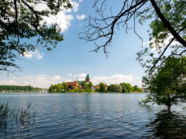 Ratzeburg von Bäk 1.jpg Blick von Bäk über den Ratzeburger See. Im Hintergrund ist die Stadt zu sehen
