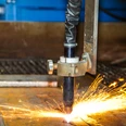 Handwerk Ein Schneidbrenner durchtrennt Metall, während Funken sprühen. Einblick in handwerkliche Präzision.