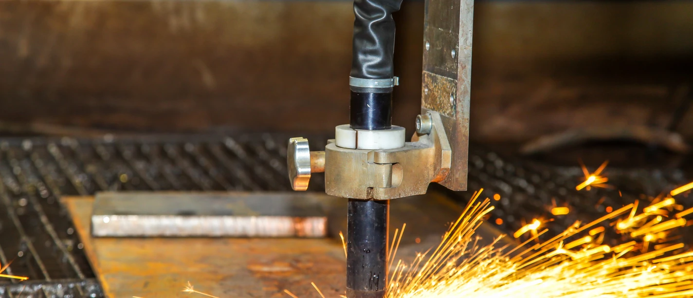 Handwerk Ein Schneidbrenner durchtrennt Metall, während Funken sprühen. Einblick in handwerkliche Präzision.