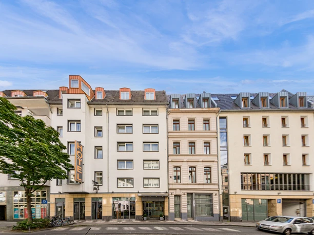 flandrischer-12.jpg Aussenansicht der Vorderseite des Hotel Flandrischer Hof von der anderen Straßenseite aus gesehen