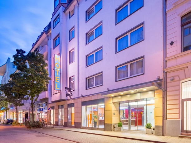 flandrischer-1.jpg Aussenansicht der Vorderseite des Hotel Flandrischer Hof