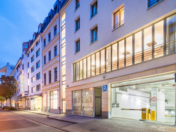 flandrischer-2.jpg Aussenansicht der Vorderseite des Hotel Flandrischer Hof mit Blick auf die Parkhauseinfahrt